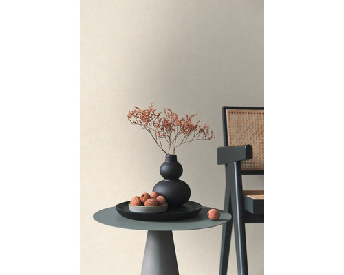 Scène d''intérieur décorative avec une petite table, un vase, des fleurs séchées et des fruits à côté d''une chaise.