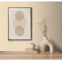 Scène décorative avec œuvre d''art géométrique encadrée, vase et livres.