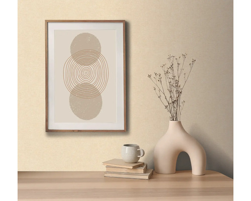 Scène décorative avec œuvre d''art géométrique encadrée, vase et livres.