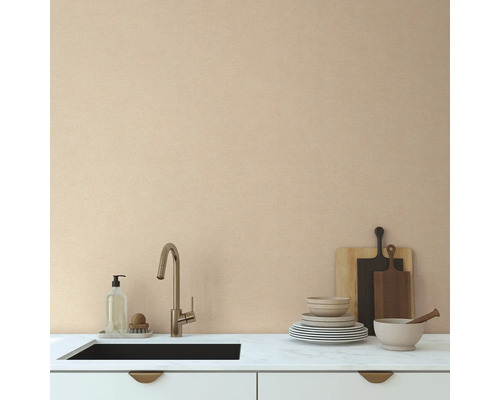 Scène de cuisine avec évier, robinet, vaisselle et planches à découper sur un plan de travail.