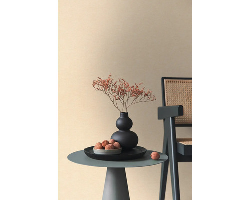 Scène décorative avec table d''appoint, vase, fleurs séchées et chaise devant un mur