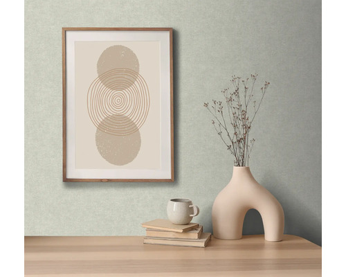 Nature morte décorative avec image encadrée, vase, tasse et livres