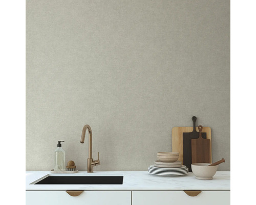 Évier de cuisine avec robinet et vaisselle devant un mur clair