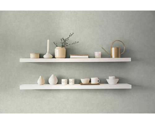 Deux étagères blanches sur un mur décorées avec des vases, une bougie, un arrosoir et de la vaisselle