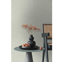Arrangement décoratif avec vase, fleurs séchées et litchis sur une table