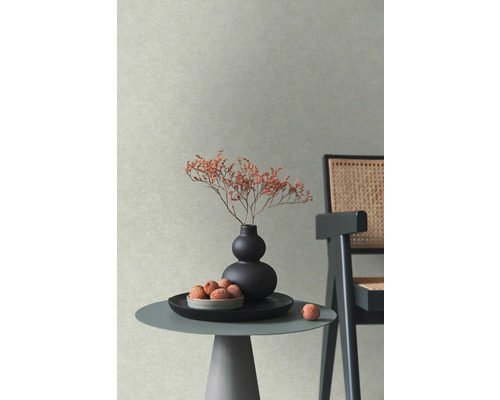 Arrangement décoratif avec vase, fleurs séchées et litchis sur une table