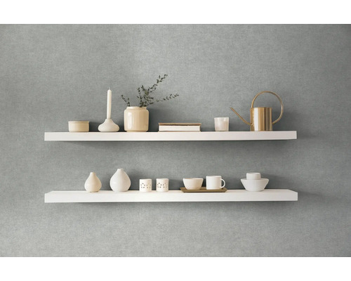 Étagères murales décoratives blanches avec vases, tasses et un arrosoir