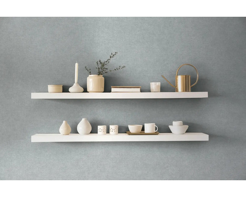 Deux étagères murales blanches avec des objets de décoration sur un mur