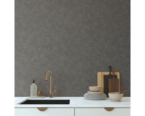 Scène de cuisine avec évier, robinetterie, vaisselle, planches à découper et papier peint structuré gris