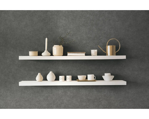 Deux étagères murales blanches avec des objets de décoration sur un mur sombre