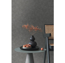 Gros plan d''une table avec décoration devant un papier peint mural sombre.