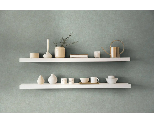 Décoration murale décorative avec deux étagères murales blanches et divers objets décoratifs