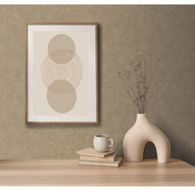 Scène décorative avec image encadrée, vase, tasse et livres sur une table