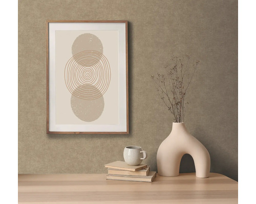 Scène décorative avec image encadrée, vase, tasse et livres sur une table