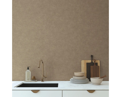 Scène de cuisine avec évier, robinet, vaisselle, planches à découper et distributeur de savon sur un plan de travail blanc devant un revêtement mural