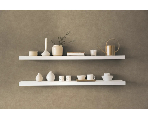 Deux étagères blanches avec des objets de décoration sur un mur