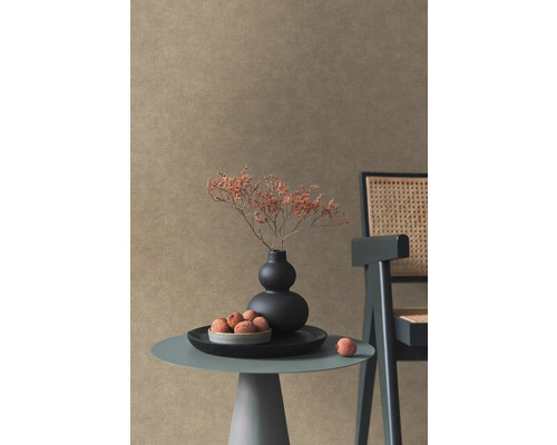 Scène décorative avec table, vase, fleurs séchées et chaise devant un mur