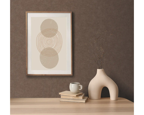 Image décorative avec cadre, vase, tasse et livres sur une table.