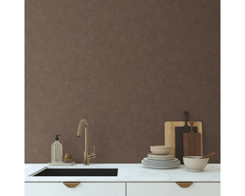 Scène de cuisine avec évier, vaisselle et planches à découper devant un mur avec du papier peint textile