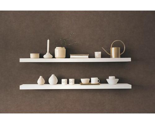 Deux étagères murales blanches avec divers objets de décoration sur un mur