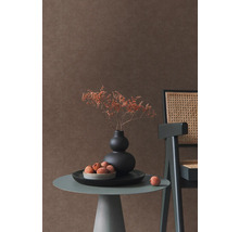 Scène décorative avec vase, fleurs séchées, litchis, table d''appoint et chaise devant un mur