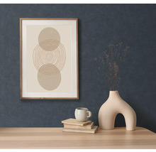Image décorative avec motif géométrique dans un cadre en bois au-dessus d''un bureau