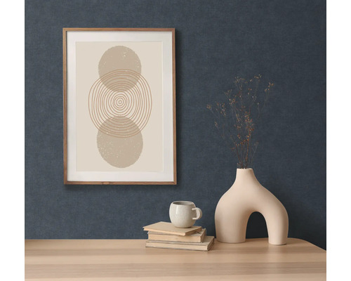 Image décorative avec motif géométrique dans un cadre en bois au-dessus d''un bureau