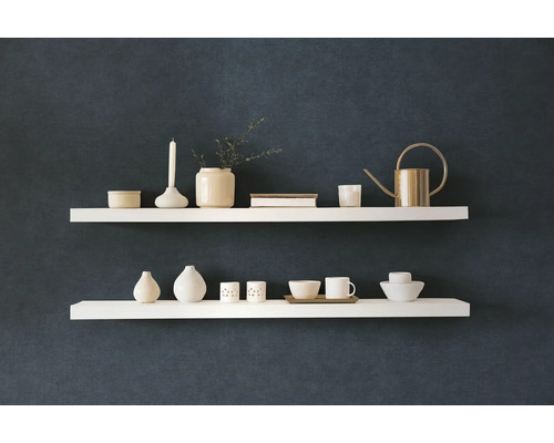 Deux étagères avec des objets de décoration sur un mur