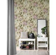 Entrée avec papier peint floral, banc avec étagère à chaussures, miroir et table d''appoint.