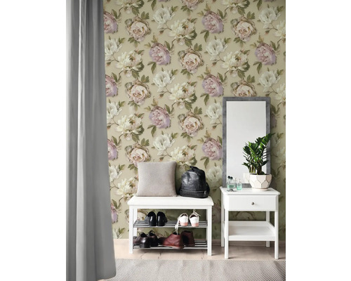 Entrée avec papier peint floral, banc avec étagère à chaussures, miroir et table d''appoint.