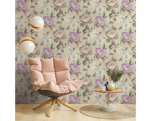 Pièce décorative avec papier peint fleuri, fauteuil et table d''appoint.
