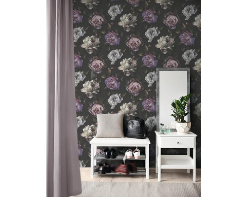 Entrée avec papier peint à fleurs, banc avec étagère à chaussures et miroir