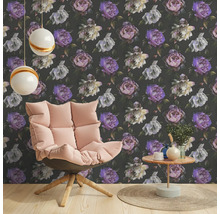 Aménagement décoratif d''un espace de vie avec papier peint floral, fauteuil et table d''appoint