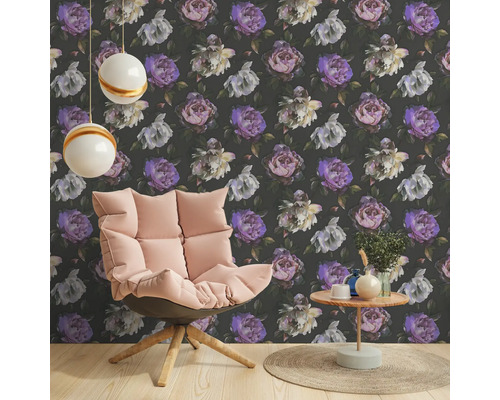 Aménagement décoratif d''un espace de vie avec papier peint floral, fauteuil et table d''appoint