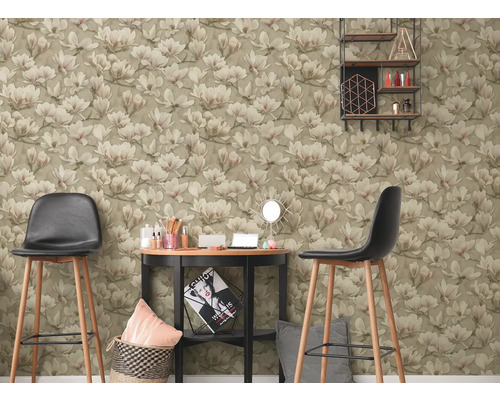 Raum mit Magnolien Tapete, Tisch und Barhockern