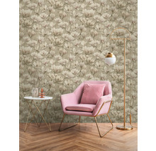 Raumansicht mit Magnolienmuster Tapete, Sessel, Stehlampe und Beistelltisch