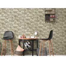 Décoration d''intérieur avec papier peint à motifs floraux, tabourets et décorations