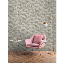 Scène avec papier peint à motifs floraux, fauteuil, lampadaire et table d''appoint
