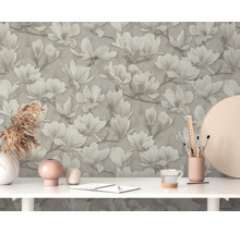 Scène avec un plan de travail blanc et un mur avec du papier peint à motif magnolia