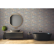 Salle de bains avec papier peint à motifs de poissons, lavabo, miroir et baignoire