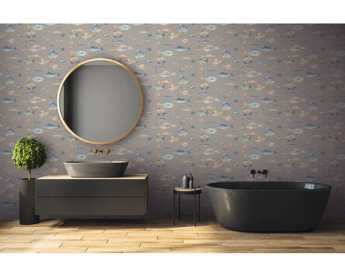 Salle de bains avec papier peint à motifs de poissons, lavabo, miroir et baignoire