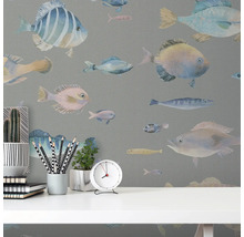 Gros plan d''un mur avec du papier peint à motifs de poissons et un bureau avec des objets décoratifs