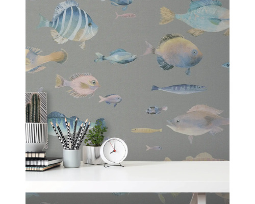 Gros plan d''un mur avec du papier peint à motifs de poissons et un bureau avec des objets décoratifs