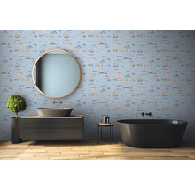 Salle de bains avec papier peint à motifs de poissons, miroir rond, meuble-lavabo, vasque à poser et baignoire îlot