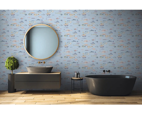 Salle de bains avec papier peint à motifs de poissons, miroir rond, meuble-lavabo, vasque à poser et baignoire îlot