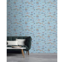 Salon avec papier peint bleu à motifs de poissons