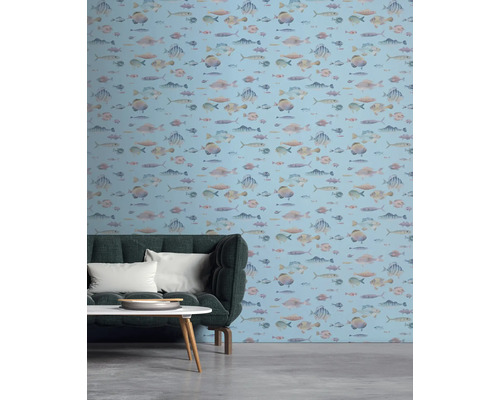 Salon avec papier peint bleu à motifs de poissons