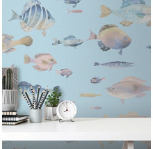 Papier peint décoratif avec motif de poissons dans une pièce lumineuse