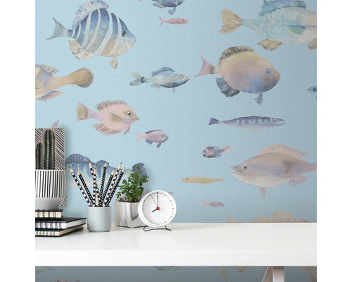 Papier peint décoratif avec motif de poissons dans une pièce lumineuse