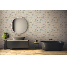 Salle de bain avec lavabo, miroir, baignoire et papier peint à motifs de poissons